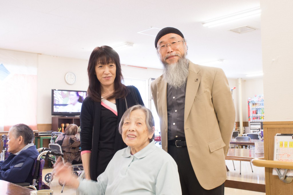 アタシの母ちゃんです。早川氏と一緒にいちまい。左の女性は八戸の友人、「チャコちゃん」車で駅まで迎えに来てくれた。感謝！